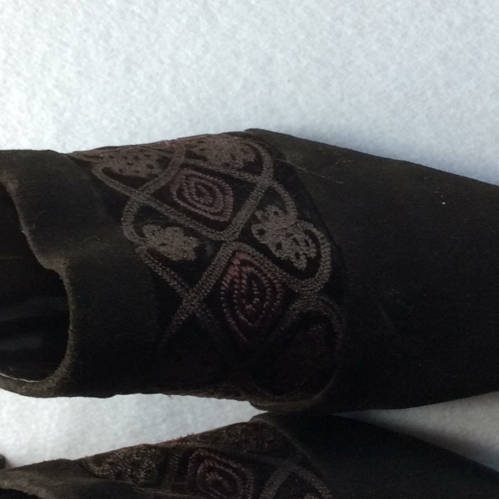 Shoes - Picture 2 of 5